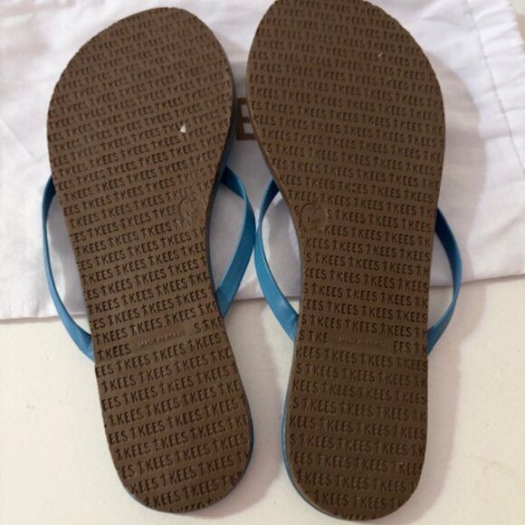 Brand New TKEES Blue and Gray Gradient Flip Flops - Picture 2 of 3